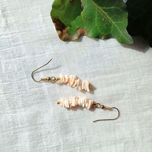 🎣 COASTAL GRANDMOTHER 🎣 VTG Boho Chic stacked shell earrings, Coastal Cowgirl